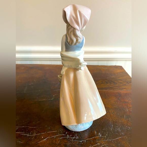 NAO by Lladro figurine girl with basket - pre-owned - Picture 4 of 6